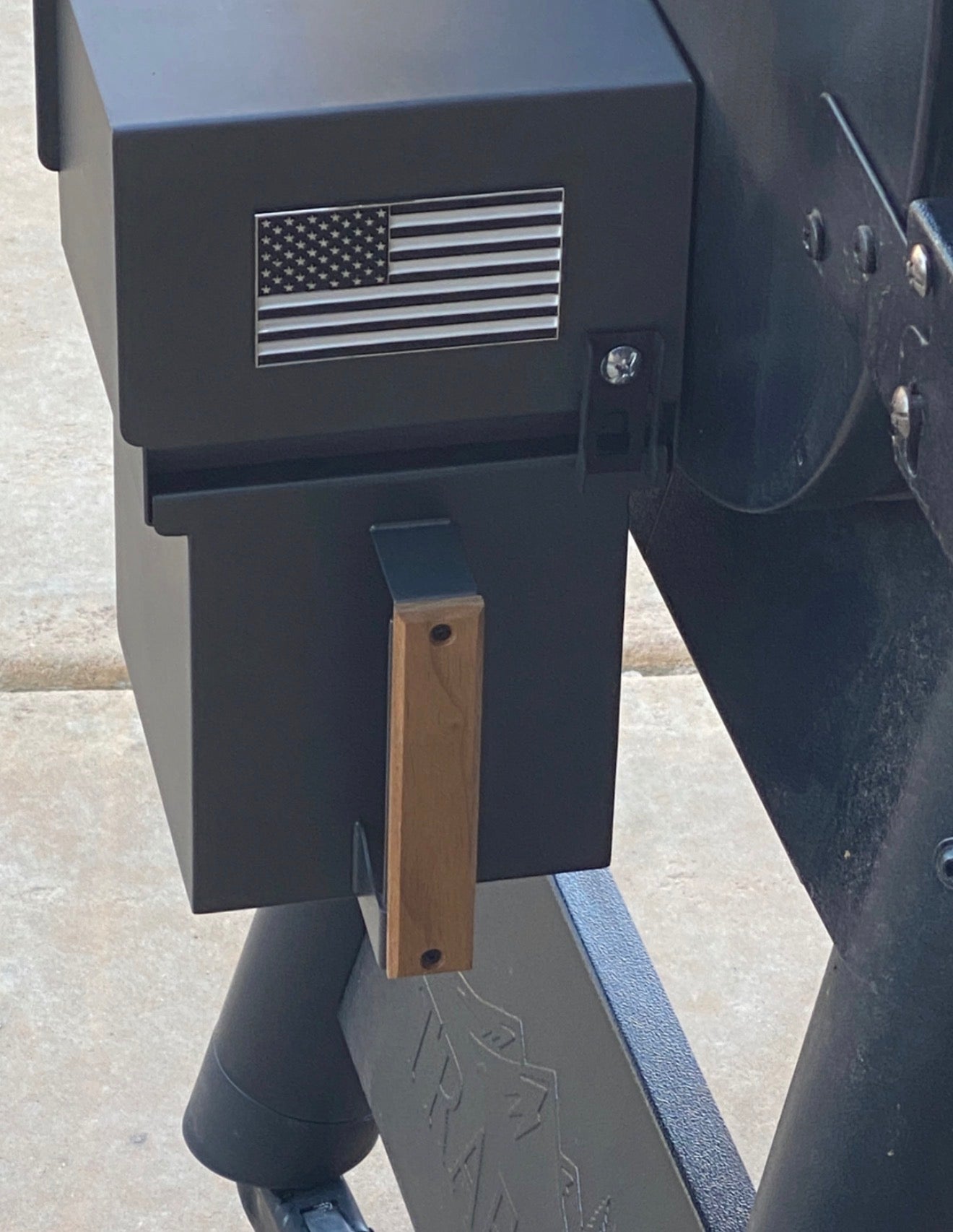 THE HANDLE: NATURAL HARDWOOD GRIP for THE GREASE BOX