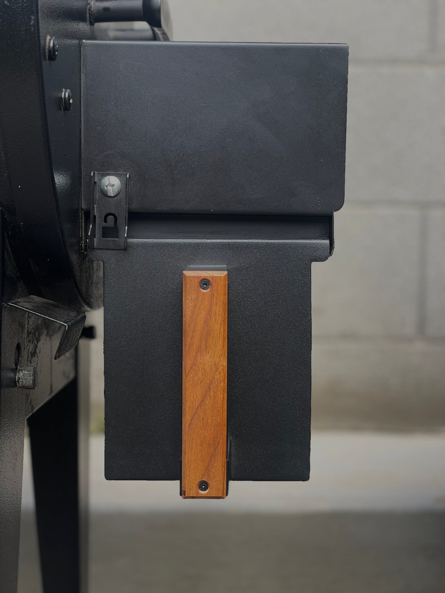 THE HANDLE: NATURAL HARDWOOD GRIP for THE GREASE BOX